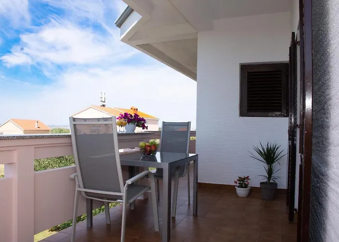 White Diamond Apartment *